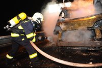 V Holešovicích hoří dodávka, ženu ve vážném stavu odvezli záchranáři