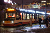 Vánoční tramvaje i retrobus vyjedou do ulic Prahy! Rozzáří je tisíce světel