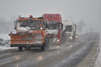 Pět centimetrů sněhu a jih Moravy je jedna velká bouračka: Od rána bylo už 100 nehod!