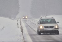 Mráz, sníh a náledí: Teplota klesla až k -10 °C, řidiči musejí zpomalit
