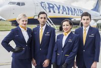 Ryanair čeká stávka. Letušky a stevardi aerolinek požadují lepší podmínky