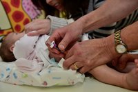 V Česku dramaticky klesá proočkovanost povinnými vakcínami: Odborníci varují před následky