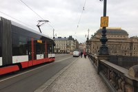 Centrum Prahy bez proudu: Tramvaje několik minut nejezdily, lidé museli metrem