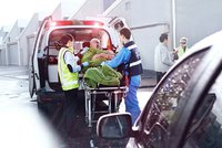 Čtyři zranění po nehodě u Prahy! U Libře se srazil autobus s autem, muže a ženu museli vyprostit