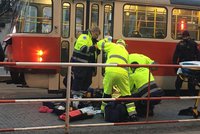 Chodec pod tramvají v Dejvicích: Zaklíněnou ženu vyprostili hasiči, tramvaje 20 minut nejezdily