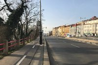 Dopravní omezení na nábřeží Kapitána Jaroše potrvá přes měsíc. Dělníci odvodňují silnici