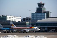 Pražské letiště trochu jinak: Na exkurzi nahlédnete i pod ruce mechaniků