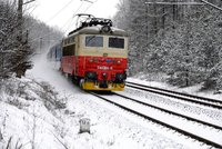 V Běchovicích projel nákladní vlak na červenou a poničil výhybku. Nikdo se nezranil