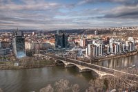 Poprask kvůli Libeňskému mostu: Zastupitelé se zhádali, strkali do sebe a jednání ukončili