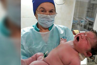 Matka porodila bez léků proti bolesti megadcerku: Dítě vážilo po narození 6,3 kilogramu