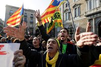 „Povedu zemi přes Skype,“ vzkázal Puigdemont z exilu. Spor o vládu Katalánska nekončí