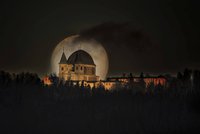 Superměsíc rozzářil Česko: Fotograf čekal na úchvatný snímek roky