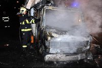 V Praze v noci na čtvrtek shořela dvě auta: Hasiči vyšetří, proč k požáru došlo