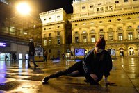 Zombie na náměstí Václava Havla? Neuvěřitelně pomalí tanečníci lákali na výstavu fotografa Brtnického