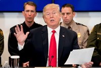 „Je to pokrytec,“ kritizují Trumpa. Nepovolil zveřejnit dokument o šetření FBI ohledně Rusů