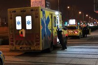 Tragédie ve Vysočanech: Muž zemřel v obchodním centru. Záchranáři o jeho život bojovali půl hodiny