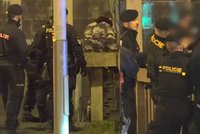 VIDEO: Muž chtěl spáchat sebevraždu skokem z Čechova mostu. Policisté ho stáhli do bezpečí