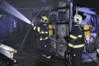 Požár v Praze 6: Nad motolskou nemocnicí v noci shořela provizorní garáž. Příčina se vyšetřuje