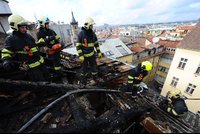 Hasiči zasahovali v centru Prahy. V podkrovním bytě vzplála digestoř, plameny zachvátily i střechu