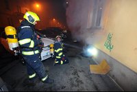 Noční požár sklepa ve Vršovicích: Hasiči zachránili šest lidí, dalších 15 evakuovali