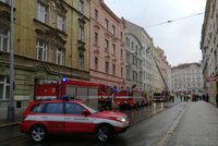 Psychicky nemocná žena se zabarikádovala v bytě v Nuslích: Policisté za ní lezli po žebříku, stříkala po nich sprejem