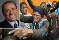 „Migranti jsou sociální bomba.“ Italský expremiér Berlusconi zbrojí na volby