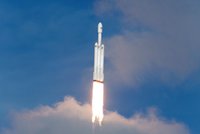 Další úspěch vizionáře Muska: Raketa Falcon Heavy odstartovala i s elektromobilem