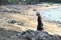 Pytle na odpadky a holé ruce: Tunisan uklidí během dvouměsíční cesty 30 pláží