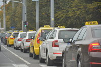 Taxikářský protest bude v pondělí pokračovat: Nejspíše u pražského letiště