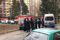 Zásahovka v Kobylisích: Muž se zabarikádoval v bytě poblíž základní školy a hrozí výbuchem