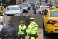 VIDEO: Policie stavěla taxikáře kvůli pomalé jízdě, jeden měl zákaz řízení. Stopla i taxi s redaktorem Blesk.cz