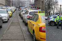 Taxikářská stávka, den první: Odhodlaná policie, naštvaní řidiči a dročkaři bojující proti nečinnosti politiků