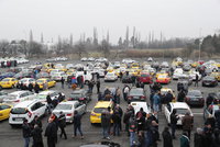 Stávka taxikářů: 400 aut jede přes Štvanici ke Státní opeře a zpět, blokovat dopravu neplánují