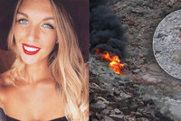 Blonďatá kráska zahynula v plamenech při pádu vrtulníku. Další žena ohni zázrakem utekla
