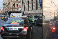 Kolaps dopravy v centru Prahy: Tisícovka taxikářů blokuje nábřeží, lidé vystupují ze stojících tramvají