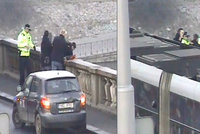 VIDEO: Drama na Palackého mostě! Žena chtěla spáchat sebevraždu, policisté ji zachránili