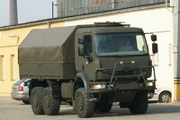 U Žatce havarovala armádní tatra: Tři vojáci jsou zranění
