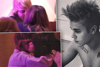 Gomez a Bieber na Valentýna: Něžné dotyky a polibky