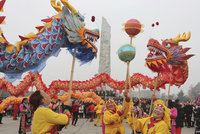 Začíná čínský rok psa. Asie bujaře slaví a hlásí: Čekají nás lepší časy