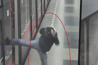 „Karatista“ z Budějovické: Policisté zadrželi muže, který vykopl okénko u metra