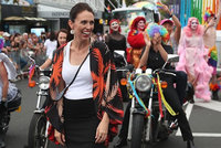 Těhotná novozélandská premiérka kráčela v pochodu gayů a leseb. Přidal se i ministr