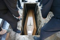 Nejvíc lidí umírá v únoru: Jak během roku úřaduje v Česku paní Smrt?