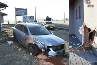 Neuvěřitelná jízda řidiče (32) na Plzeňsku: Jel po poli, prorazil plot, zbořil dům a vyjel ze zahrady