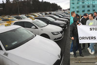 Protestovat se bude! Taxikáři se v pondělí znovu sejdou na Strahově, chtějí vypnout Uber