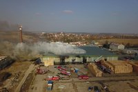 Obrovský požár v Mochově u Prahy: Hoří hala mrazíren, dálnice D11 je zavalená hustým dýmem