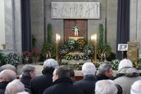 Pohřeb Šloufa: Zeman chyběl, kytku za něj nesl Nejedlý. Dorazili Foldyna i podnikatel Kočka