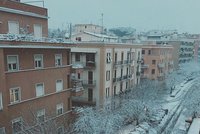 Řím pod sněhem: Děti se radují, do školy nemusí