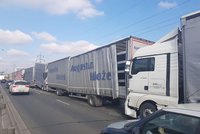 Hromadná nehoda ve Kbelské: Několik kamionů se srazilo u nájezdu na D8, blokují dopravu