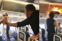 Drama v letadle: Cestujícímu vzplála taška, letuška plameny hasila džusem
