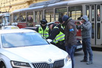 Taxikáři blokují centrum Prahy. Policie jednoho z nich zadržela, tramvaje nabírají zpoždění